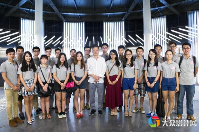 深圳大学学生与杜导合影