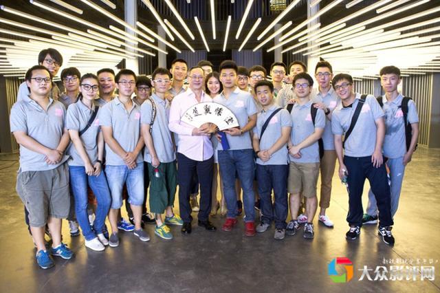 暨南大学学生与杜导合影