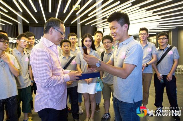 暨大师生送杜导纸扇