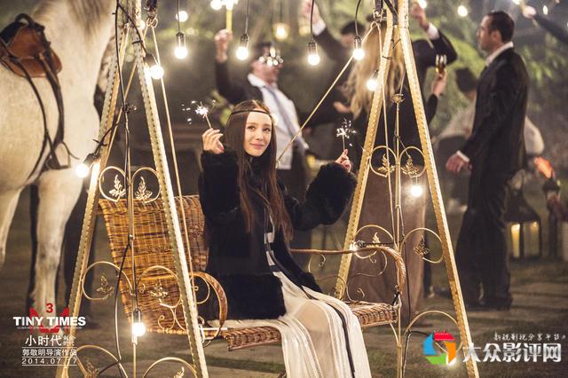 杨幂在罗马花园荡秋千