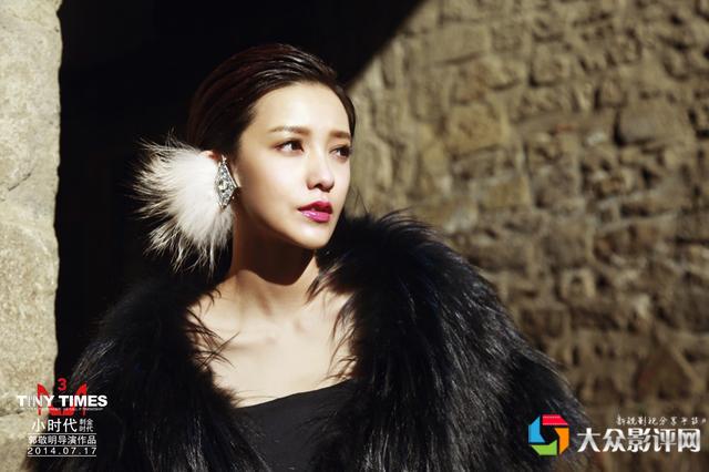 郭采洁穿黑色皮草霸气十足